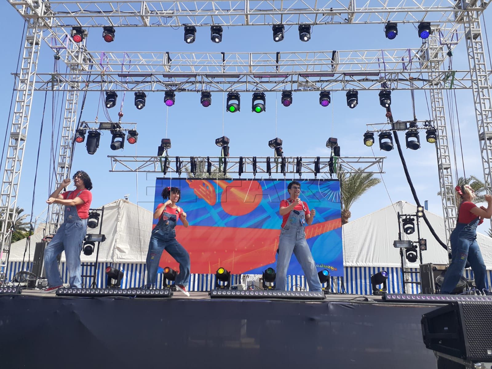 Cantajuegos maravilla a los niños con sus canciones en el último día de Feria