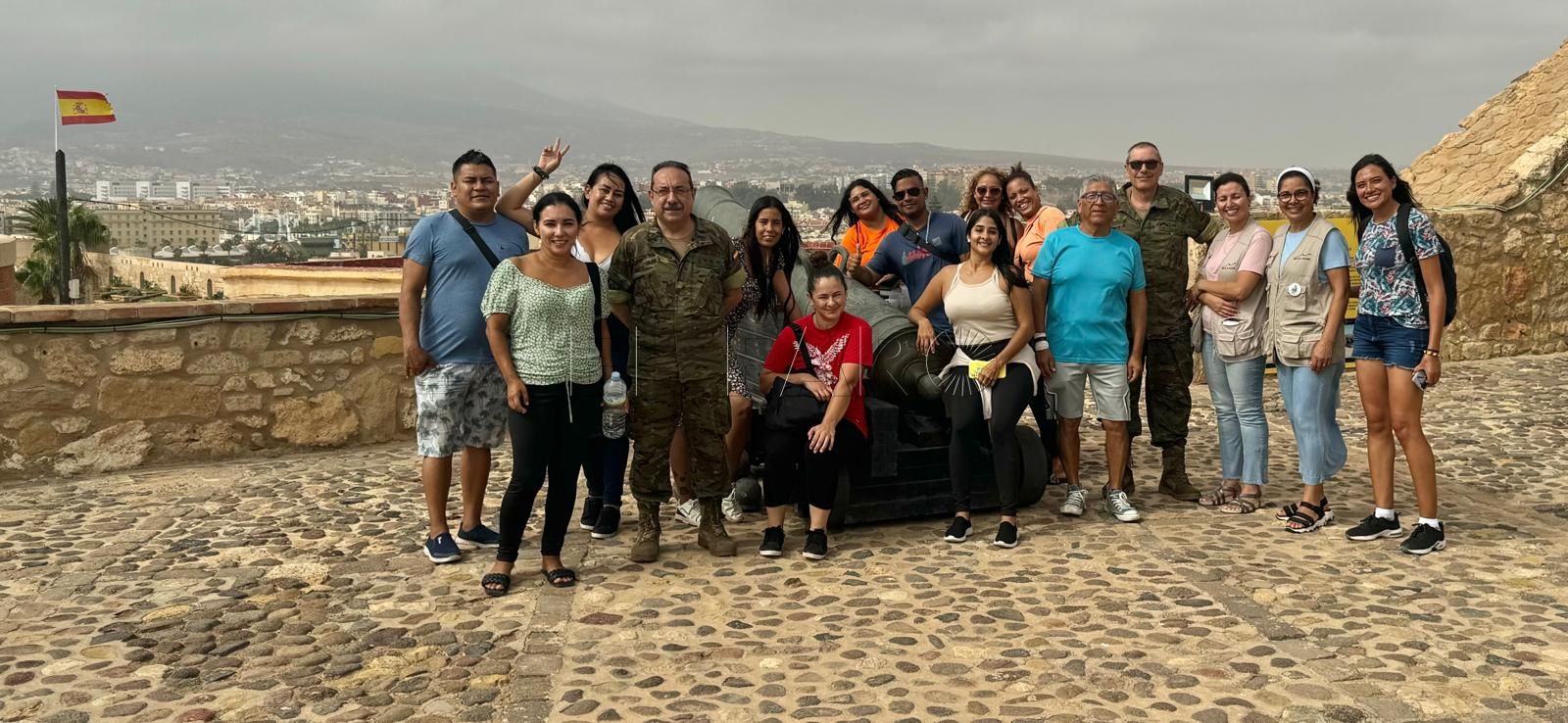 Residentes en el CETI visitan el Museo Militar