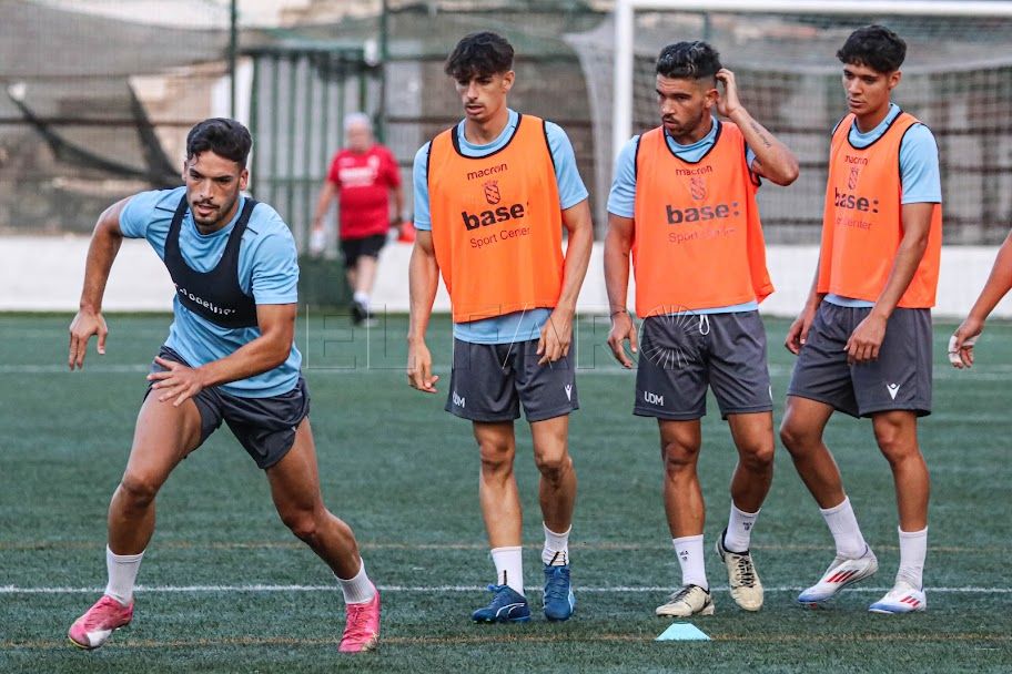 Duelo de alta intensidad entre Melilla y Cacereño, en el campo de La Espiguera