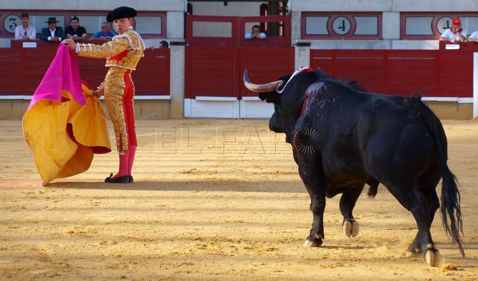 Croniquilla Taurina de Feria. Dos pañuelos para Javier Cortés