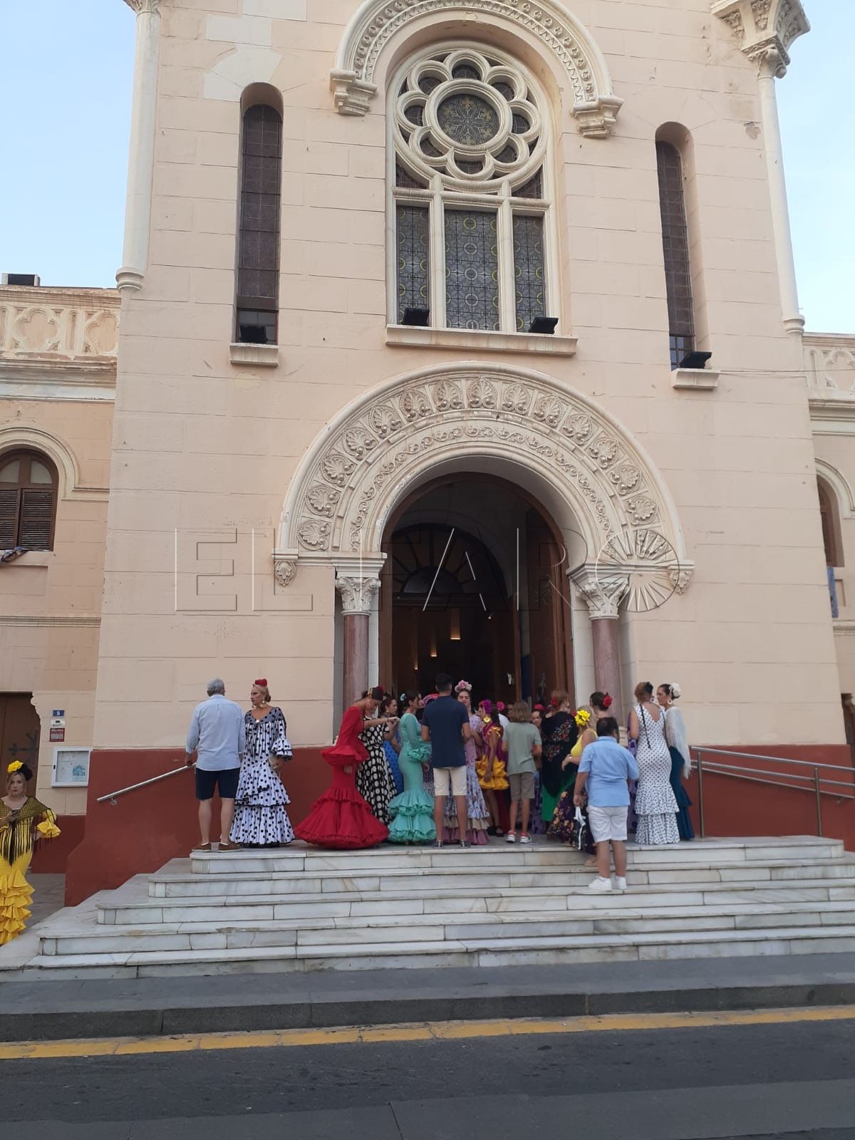 Los devotos llenan la Iglesia del Sagrado Corazón para celebrar la Misa Rociera