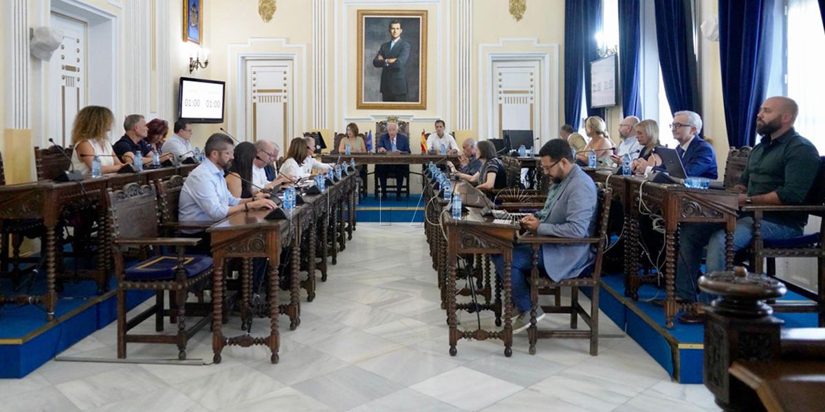 El pleno de la Asamblea ratifica la entrega de las Medallas de Oro
