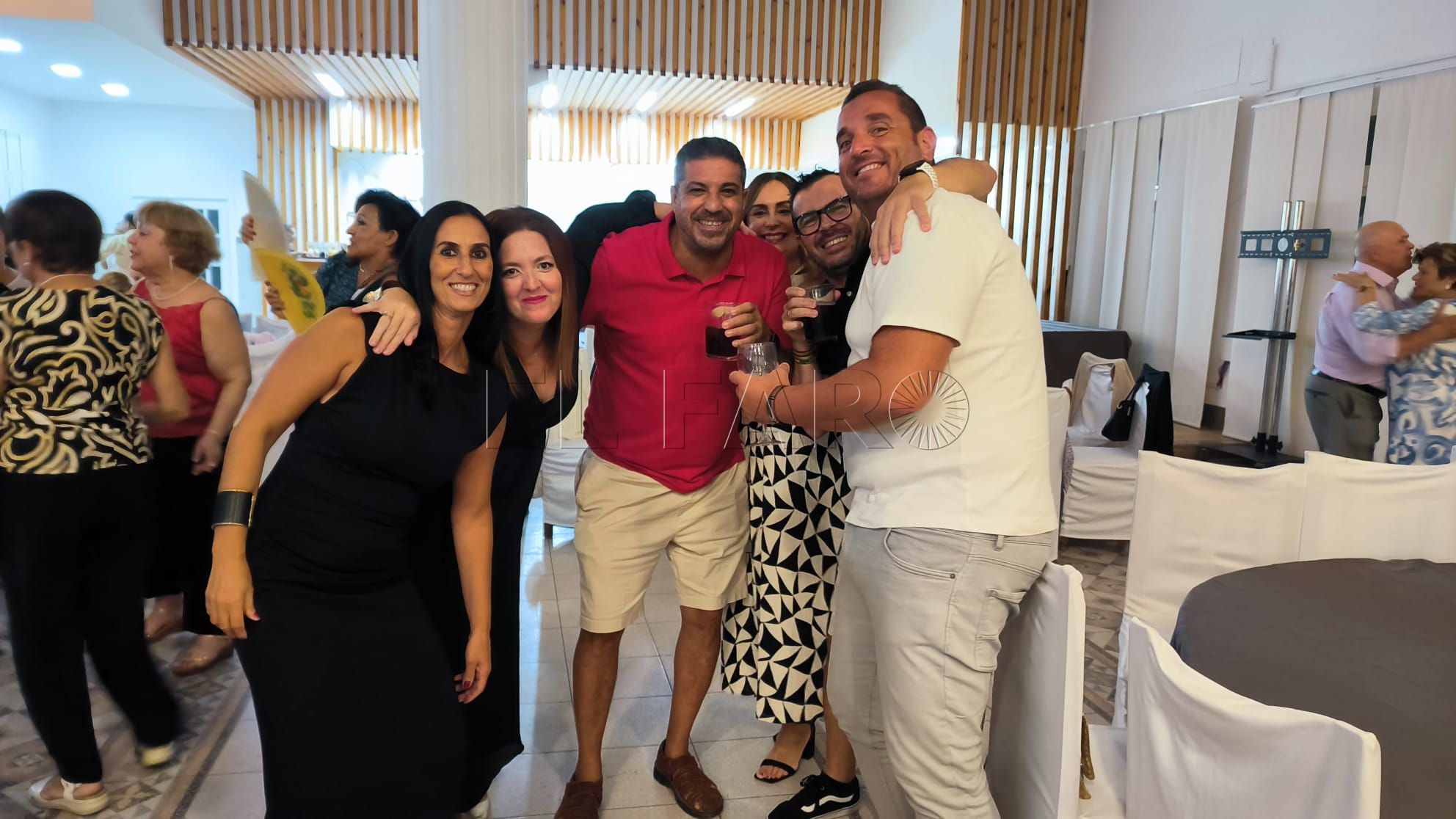 Más de 130 comensales asisten a la verbena de la Cofradía Castrense