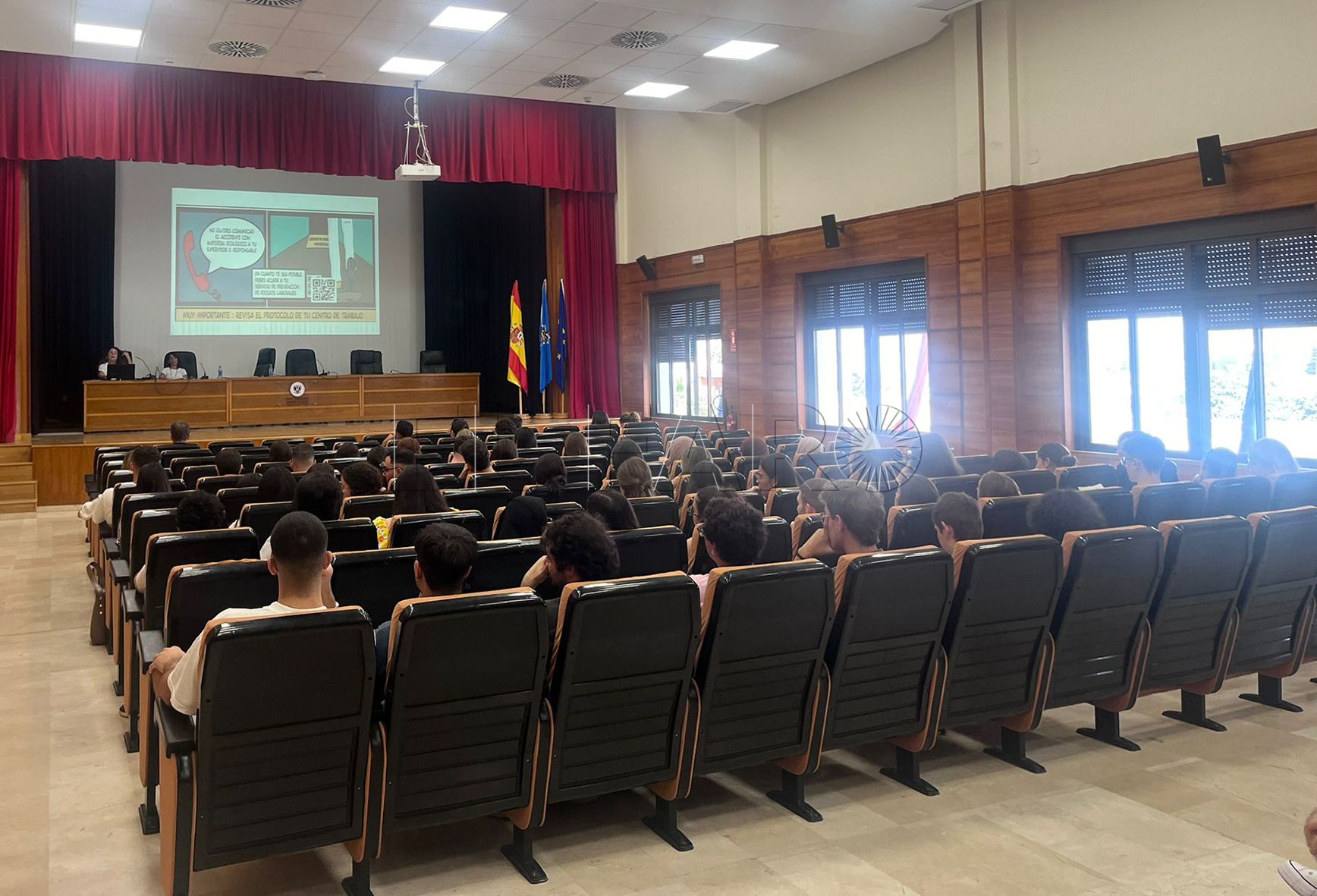 Los alumnos de Fisioterapia y Enfermería reciben información sobre la carrera y las prácticas