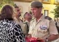 La Asociación de Familiares de Alzheimer, muy presente en el arriado de bandera del Batallón del Cuartel General