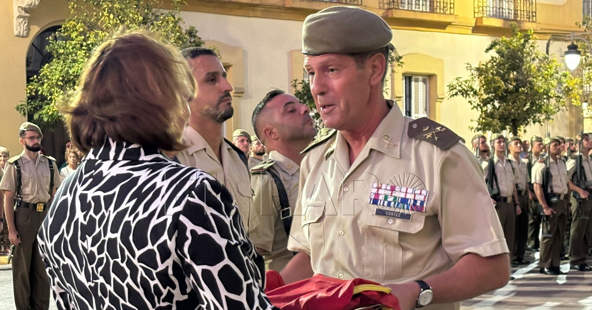 La Asociación de Familiares de Alzheimer, muy presente en el arriado de bandera del Batallón del Cuartel General