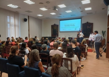 Los melillenses aprenden en el cuidado de las colonias felinas en la primera jornada formativa en esta materia de la ciudad