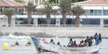 LOS CRISTIANOS (TENERIFE) (ESPAÑA), 19/09/2024.- La Salvamar Alpheratz, de Salvamento Marítimo, ha acompañado a última hora de la mañana al puerto de Los Cristianos, en Tenerife, a un cayuco con unos 80 inmigrantes a bordo localizado al sur de la isla. EFE/Alberto Valdés