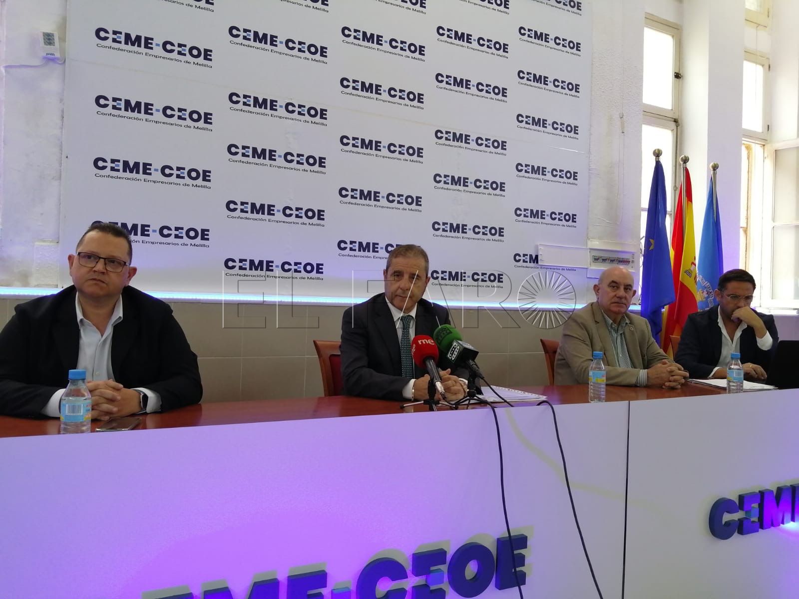 Concentración ante la CEME en demanda de las 37,5 horas de jornada laboral