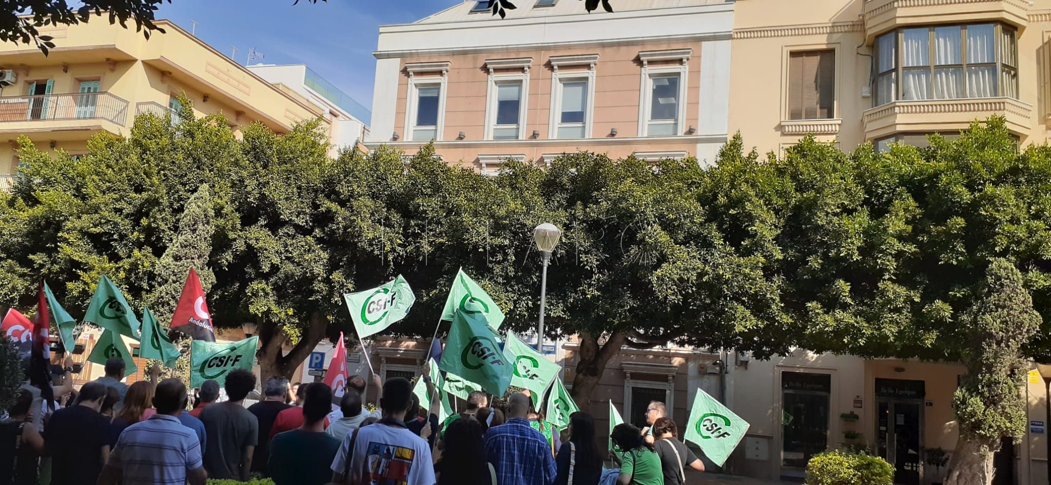 La CGT y CSIF se concentran para que la CAM municipalice 'Arquisocial'