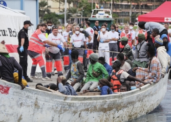 LOS CRISTIANOS (TENERIFE) (ESPAÑA), 19/09/2024.- La Salvamar Alpheratz, de Salvamento Marítimo, ha acompañado a última hora de la mañana al puerto de Los Cristianos, en Tenerife, a un cayuco con unos 80 inmigrantes a bordo localizado al sur de la isla. EFE/Alberto Valdés