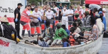 LOS CRISTIANOS (TENERIFE) (ESPAÑA), 19/09/2024.- La Salvamar Alpheratz, de Salvamento Marítimo, ha acompañado a última hora de la mañana al puerto de Los Cristianos, en Tenerife, a un cayuco con unos 80 inmigrantes a bordo localizado al sur de la isla. EFE/Alberto Valdés