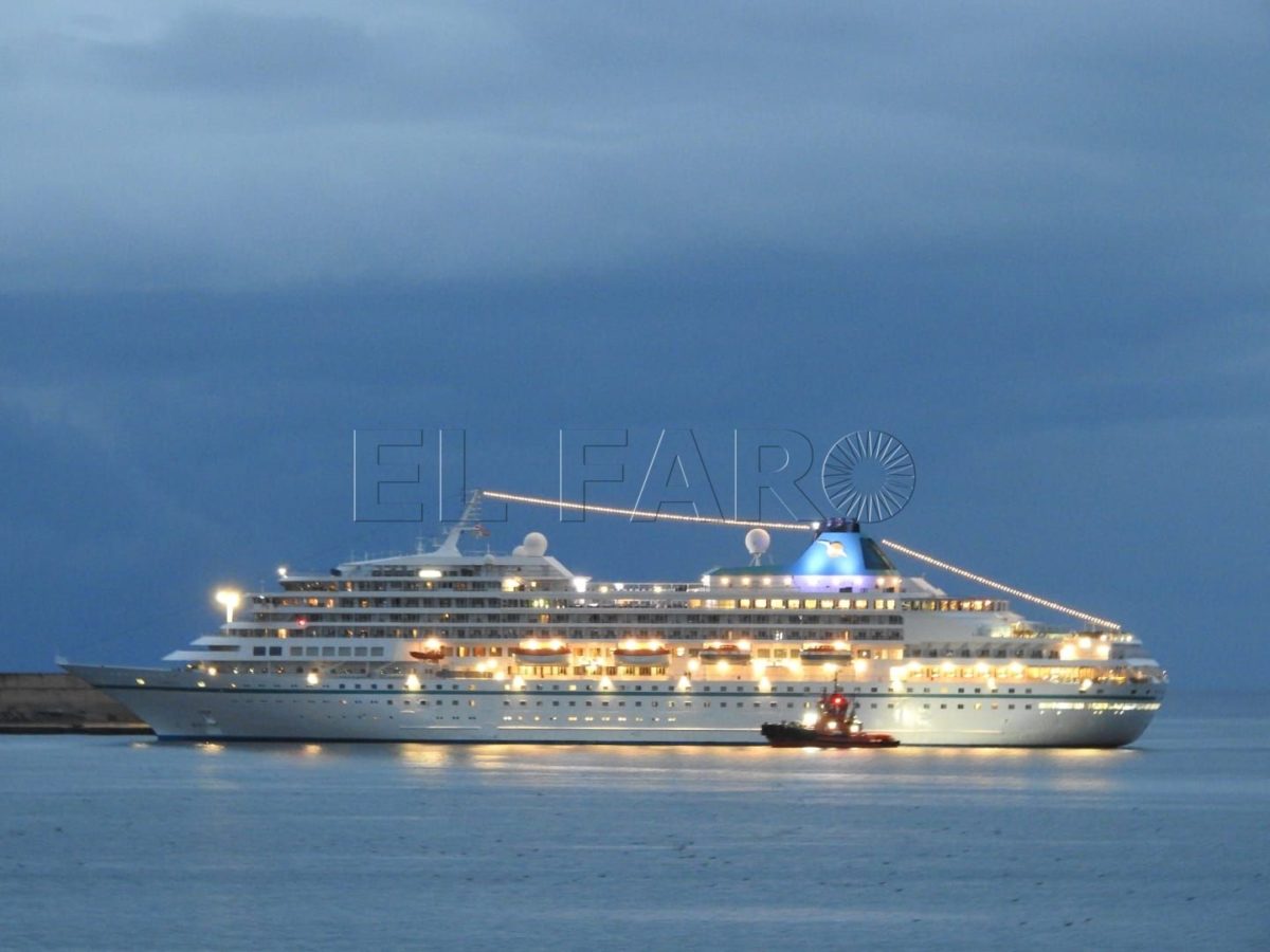 La lluvia no desluce la visita a Melilla de los 717 viajeros del buque Amera