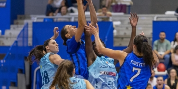 Clàudia Guri entra a canasta en el último partido jugado por las lasalianas.