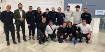 El consejero de Educación, Juventud y Deportes de la CAM, Miguel Ángel Fernández Bonnemaisón, acudió a la terminal del Aeropuerto para despedir a la expedición melillense y desearle suerte.