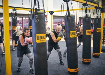 Efthalia Tsimkas, entrenadora de Brooklyn Fitboxing, recomienda entrenar tres veces a la semana con un entrenador certificado que pueda adaptar sus movimientos.