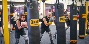 Efthalia Tsimkas, entrenadora de Brooklyn Fitboxing, recomienda entrenar tres veces a la semana con un entrenador certificado que pueda adaptar sus movimientos.