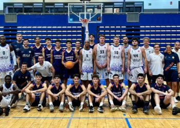 Imagen del Melilla Ciudad del Deporte Enrique Soler junto al Melilla Ciudad del Deporte Baloncesto tras el amistoso que disputaron el pasado mes de septiembre.