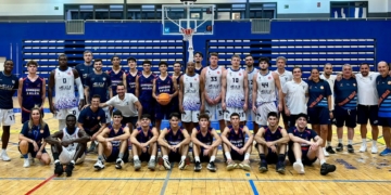 Imagen del Melilla Ciudad del Deporte Enrique Soler junto al Melilla Ciudad del Deporte Baloncesto tras el amistoso que disputaron el pasado mes de septiembre.