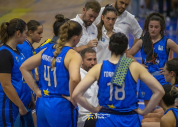 Álex Gómez da instrucciones a sus jugadoras durante un tiempo muerto en el encuentro de la pasada semana disputado en el pabellón Guillermo García Pezzi.