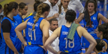Álex Gómez da instrucciones a sus jugadoras durante un tiempo muerto en el encuentro de la pasada semana disputado en el pabellón Guillermo García Pezzi.