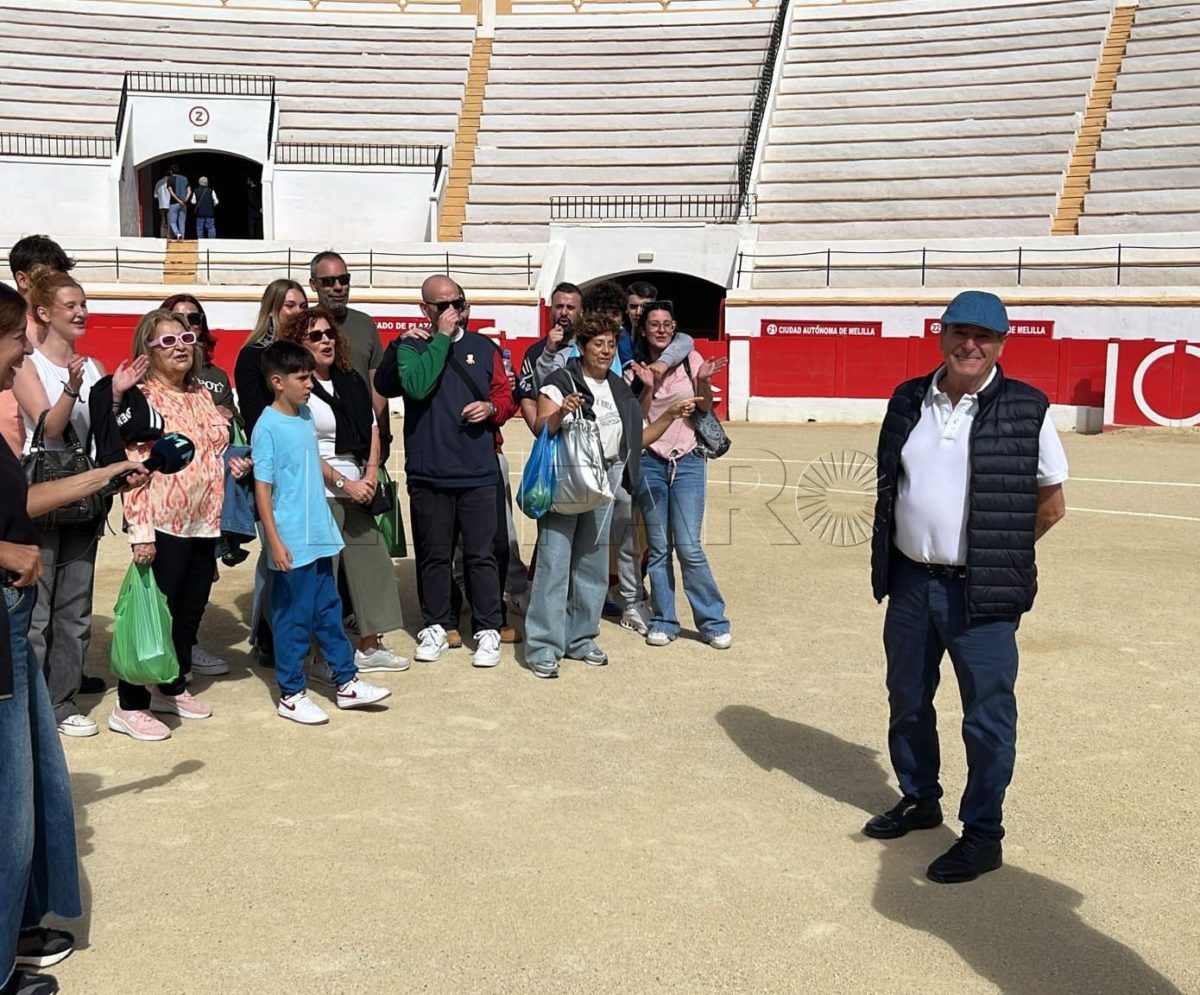 Pepín y su familia descubren los rincones de la plaza de toros de Melilla