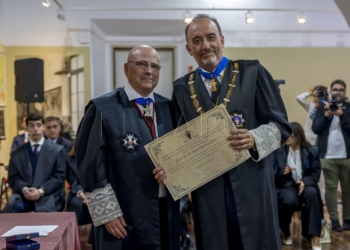 MELILLA, 18/10/2024.- El decano del Ilustre Colegio de Abogados de Melilla, Blas Jesús Imbroda (i), ha hecho entrega de su Medalla de Oro al magistrado Manuel Marchena, presidente de la Sala Segunda de lo Penal del Tribunal Supremo, durante el solemne acto de celebración de la patrona de la Abogacía melillense, Santa Teresa de Jesús, este viernes en Melilla. EFE/Jose Manuel Giner