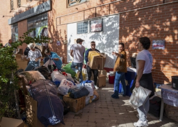 MADRID, 31/10/2024.- Grupos de personas ayudan en la recogida de palas, cubos, alimentos no perecederos, agua, productos primera necesidad y ropa para enviar a Valencia para afectados por el temporal Dana este jueves, en Madrid. EFE/ Fernando Villar