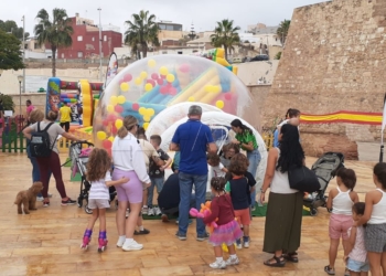 Los niños disfrutan en sus actividades de la Hispanidad a pesar del clima adverso