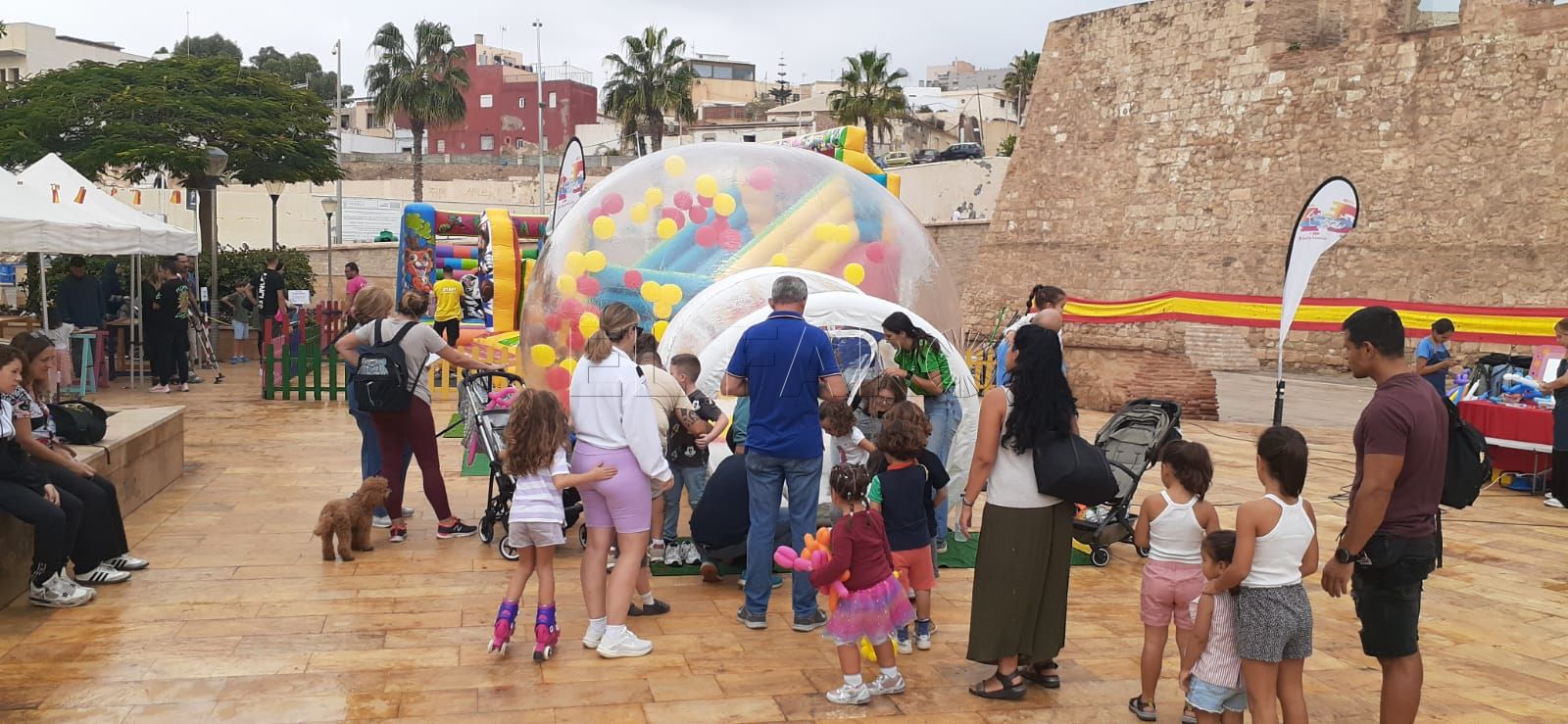 Los niños disfrutan en sus actividades de la Hispanidad a pesar del clima adverso