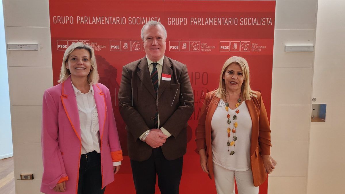 Echeverría se reúne con diputadas del PSOE en el Congreso para abordar los principales desafíos de las ciudades autónomas