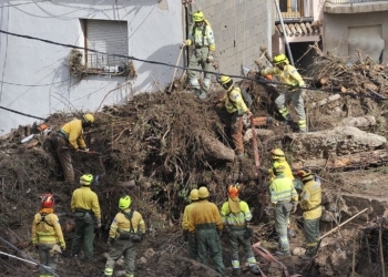 Servicios de emergencia trabajan en el punto más afectado por las inundaciones en Letur, este miércoles. EFE/ Manu