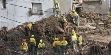 Servicios de emergencia trabajan en el punto más afectado por las inundaciones en Letur, este miércoles. EFE/ Manu