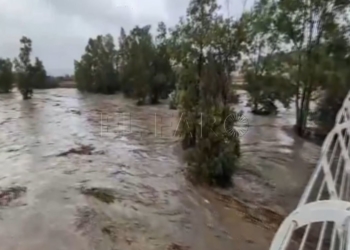 Captura de video que muestra el río Magro desbordado en Utiel y obliga a los bomberos a evacuar bajos y comercios. EFE/Emergencias 112 Valencia -SOLO USO EDITORIAL/SOLO DISPONIBLE PARA ILUSTRAR LA NOTICIA QUE ACOMPAÑA (CRÉDITO OBLIGATORIO)-