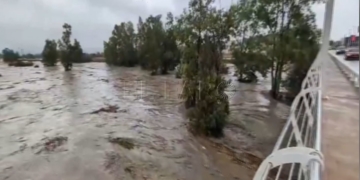 Captura de video que muestra el río Magro desbordado en Utiel y obliga a los bomberos a evacuar bajos y comercios. EFE/Emergencias 112 Valencia -SOLO USO EDITORIAL/SOLO DISPONIBLE PARA ILUSTRAR LA NOTICIA QUE ACOMPAÑA (CRÉDITO OBLIGATORIO)-