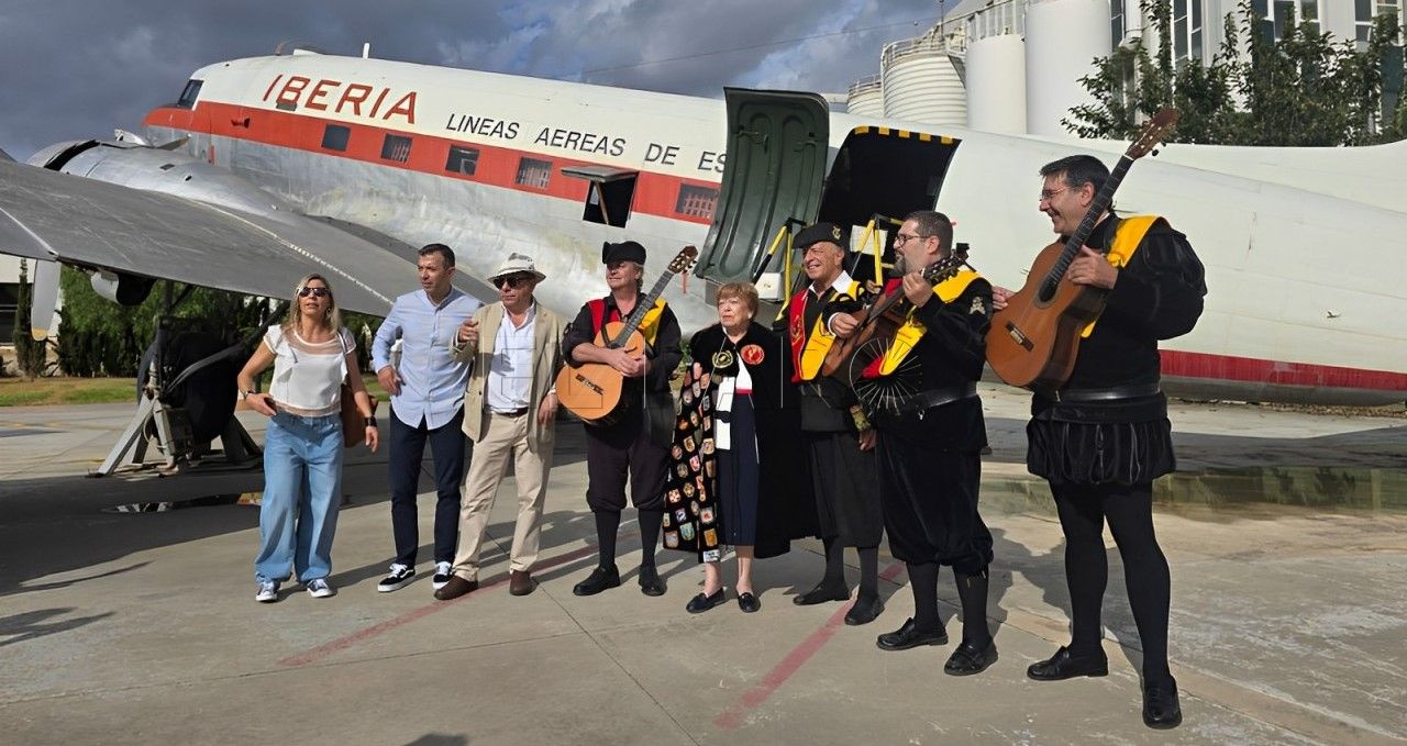 Isabel Conesa visita el aeropuerto de Málaga de 1959