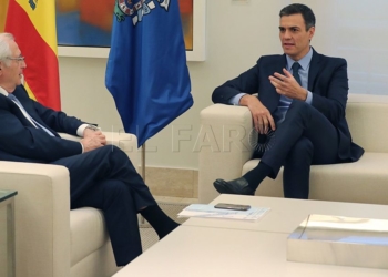 GRAF1633. MADRID, 04/12/2018.- El presidente del Gobierno Pedro Sánchez (d), durante la reunión que mantiene con el presidente de Melilla, Juan José Imbroda (i), esta tarde en el Palacio de la Moncloa, en el marco de su ronda de contactos con dirigentes autonómicos. EFE/ Zipi