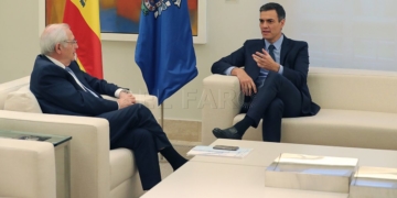 GRAF1633. MADRID, 04/12/2018.- El presidente del Gobierno Pedro Sánchez (d), durante la reunión que mantiene con el presidente de Melilla, Juan José Imbroda (i), esta tarde en el Palacio de la Moncloa, en el marco de su ronda de contactos con dirigentes autonómicos. EFE/ Zipi