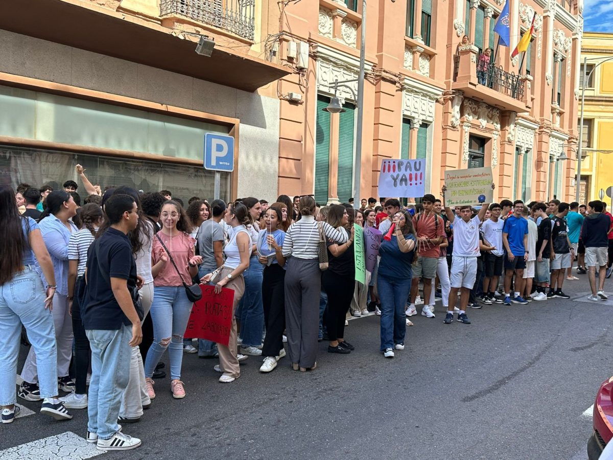 Un centenar de estudiantes se concentran en Melilla para exigir la publicación del nuevo modelo de la Ebau