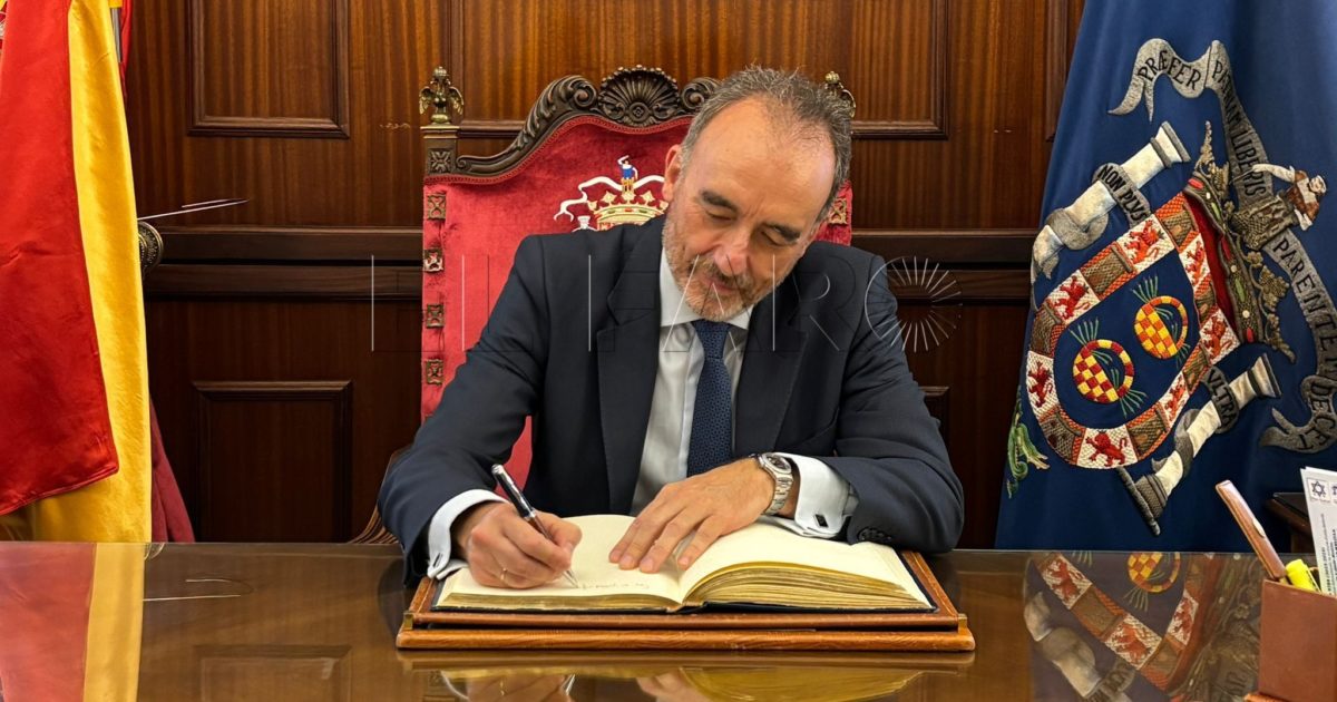 El juez Manuel Marchena firma en el Libro de Oro de la Ciudad