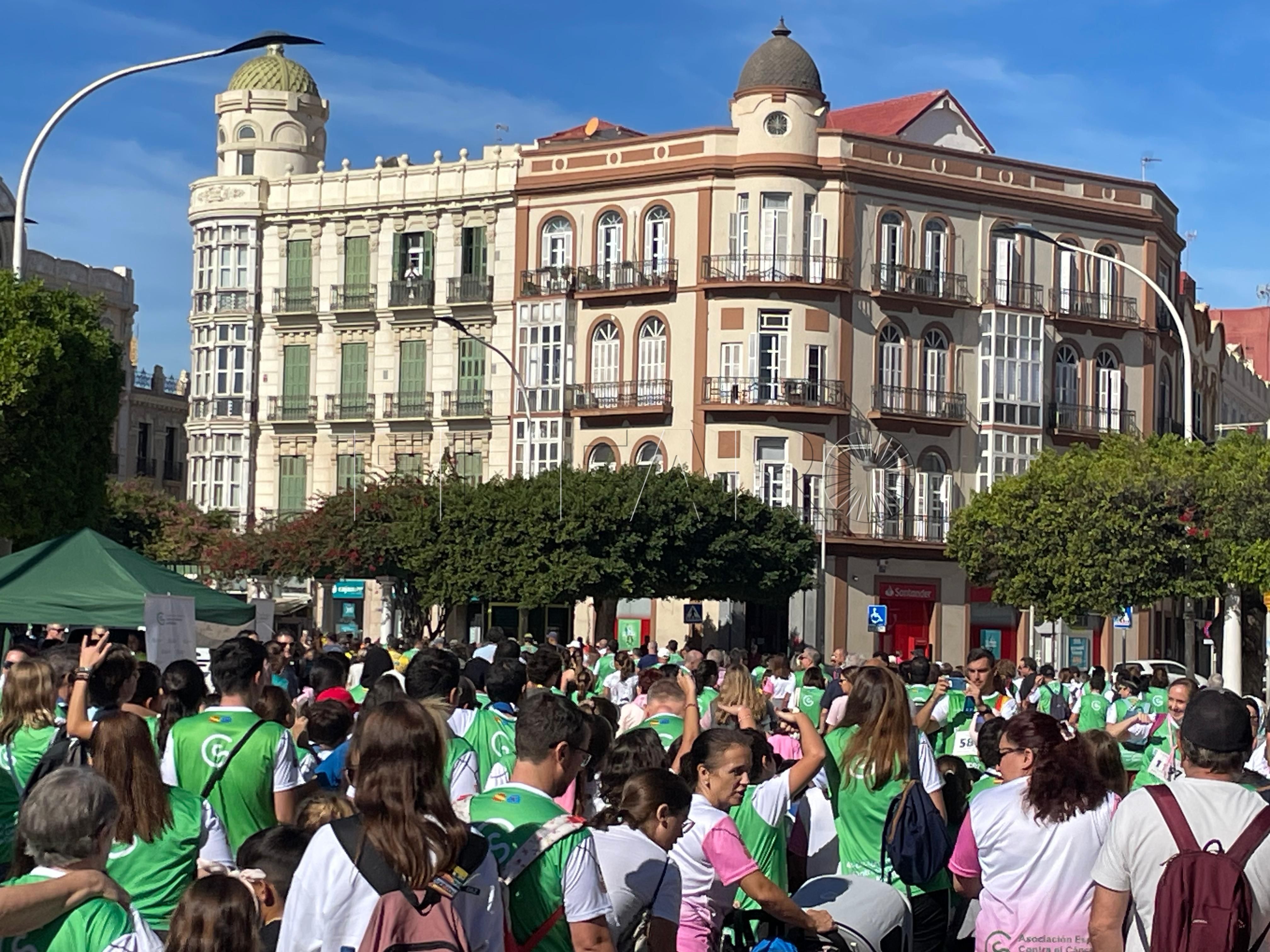 Melilla se tiñe de verde esperanza en la XI Carrera contra el Cáncer
