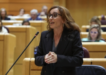 MADRID, 08/10/2024.- La ministra de Sanidad, Mónica García, durante la sesión de control al Gobierno celebrada este martes por el pleno del Senado. EFE/ Kiko Huesca