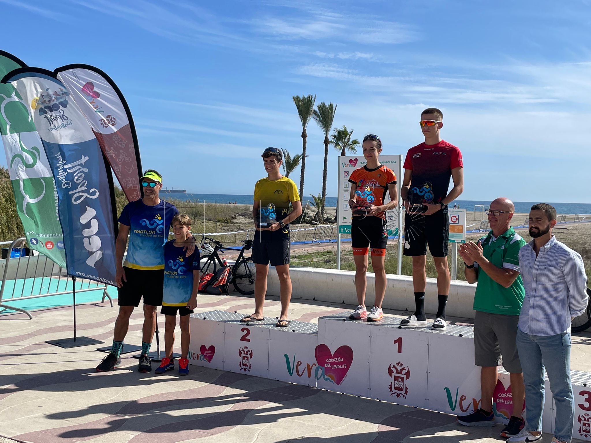 Carlos León del Atlético Melilla, primero en el Circuito de Almería de triatlón