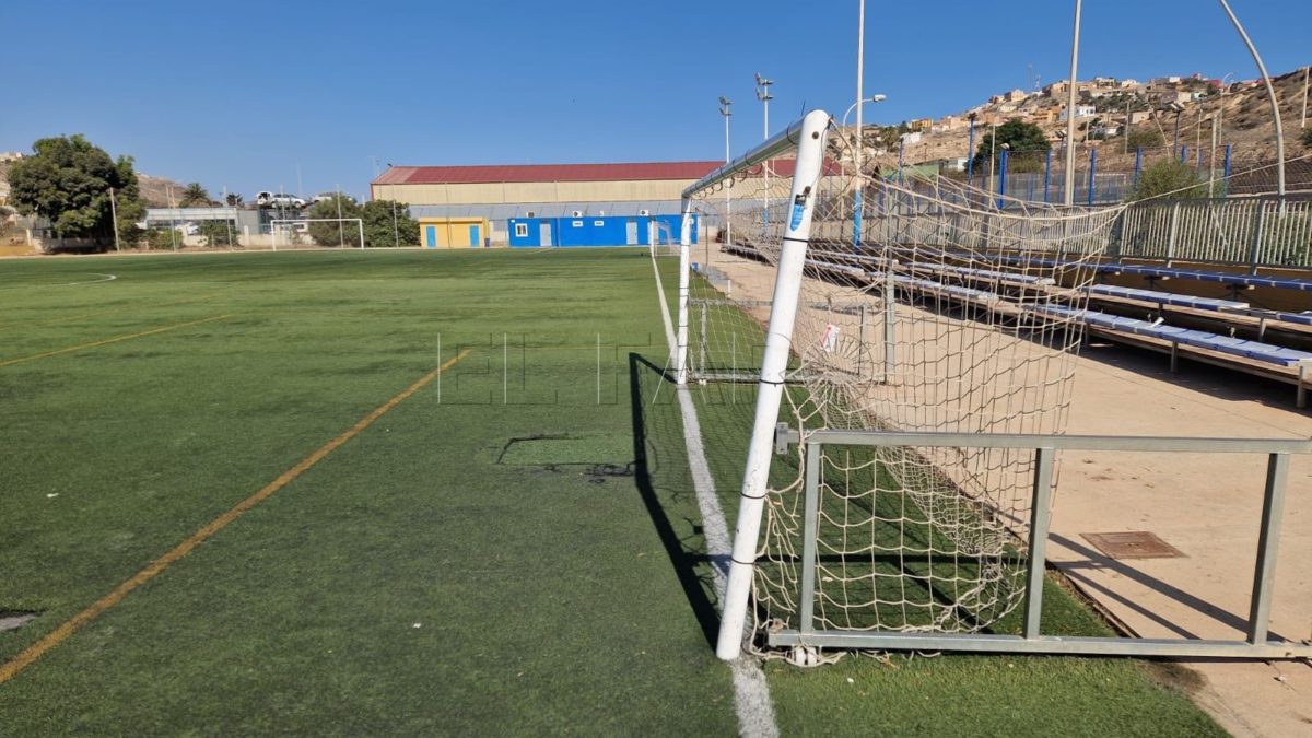 Un grupo de niños, víctimas de un robo en el campo de fútbol del barrio de La Cañada de Hidum