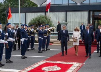 Sale (Morocco), 30/10/2024.- French President Emmanuel Macron (C) and First Lady Brigitte Macron (C-R), escorted by Moroccan Prime Minister Aziz Akhannouch (2-R, front), on their way to board a plane to depart from Rabat-Sale Airport in Sale, north of Rabat, Morocco, 30 October 2024, following a three-day state visit. (Francia, Marruecos) EFE/EPA/JALAL MORCHIDI