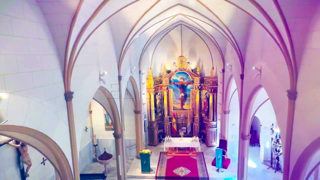 El grupo joven de la Cofradía Castrense trabaja en la preparación del Belén