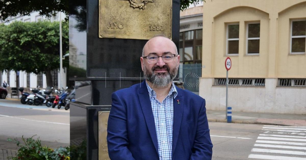 El PSOE exige la restitución de la placa del 25 aniversario del estatuto en el monolito