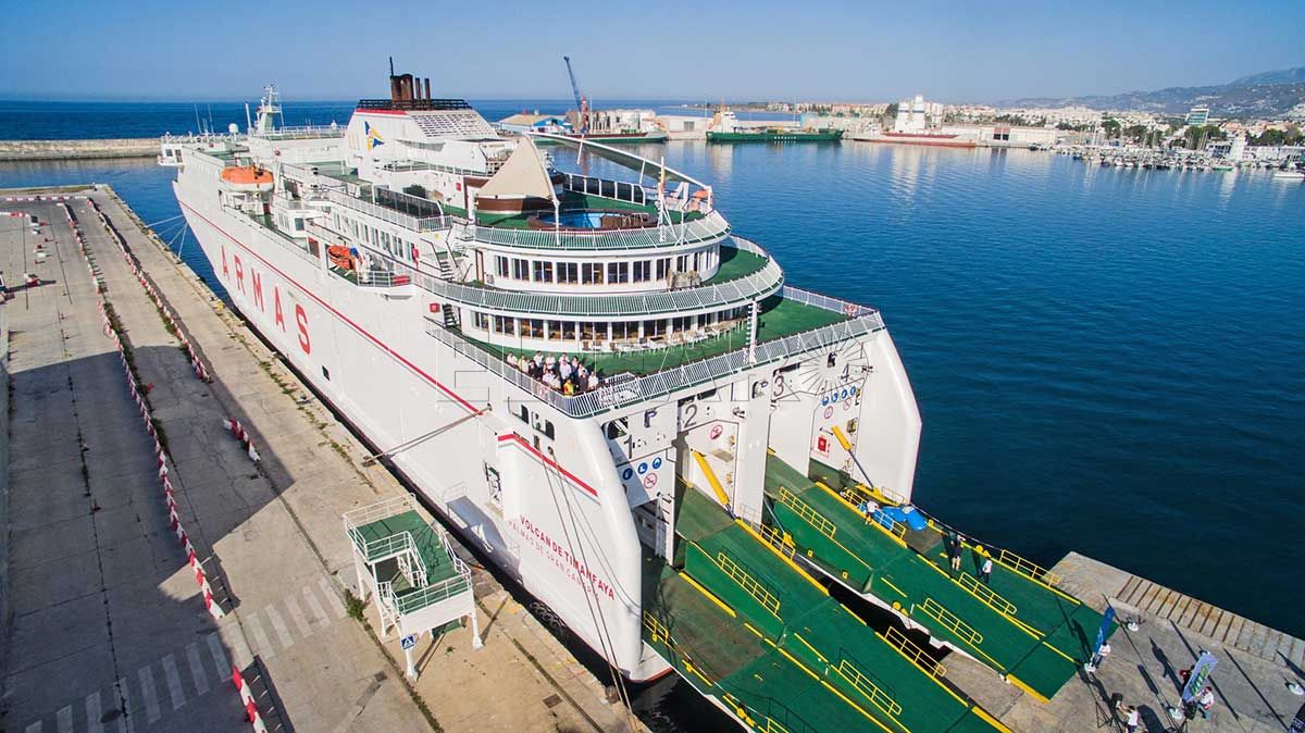 El ferry Volcán de Timanfaya cubrirá la línea entre Melilla y Málaga mientras se repara el J.J. Sister
