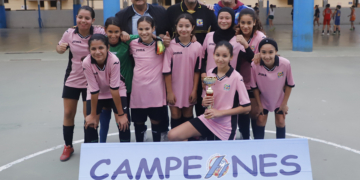 El Gimnástico Melilla posa con la copa de Campeonas de la Copa Federación, junto a Diego Martínez, presidente de la RFMF, y a Francisco Leiva, presidente del Comité de Fútbol Sala RFMF.