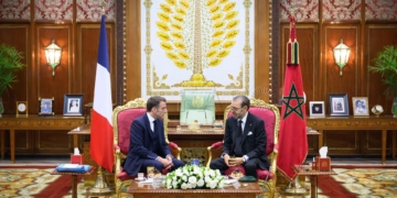 Rabat (Morocco), 28/10/2024.- A handout photo made available by Maghreb Arabe Presse shows King Mohamed VI of Morocco (R) meets with French President Emmanuel Macron at the Royal Office in Rabat, Morocco, 28 October 2024. French President Macron is paying a state visit to Morocco, from 28 to 30 October. (Francia, Marruecos) EFE/EPA/Maghreb Arabe Presse HANDOUT HANDOUT EDITORIAL USE ONLY/NO SALES